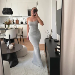 Grå långklänning  - Säljer denna gråa långklänningen från Gina tricot ”soft touch” kollektion ❤️bra skick! Passar också xs då den är stretchig 