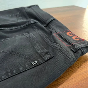Dondup Jeans - Feta svarta Dondup jeans i modellen george. Jeansen är i storlek 33 och är i väldigt gott skick, dvs har inga tecken på användning.  Vid fler bilder eller frågor är det bara att höra av sig, och kom ihåg, alltid 14 dagars ångerrätt hos oss på Revalo🤝👖