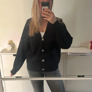 Svart kofta med silvriga knappar - Svart kofta från Zara med snygga silvriga knappar framtill. 