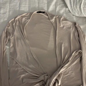 Långärmad  - Långärmad man knyter runt , från lager 157 storlek m