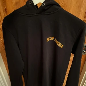 Svart hoodie från Palm Angels - Skick 9/10 Nypris 3000kr
