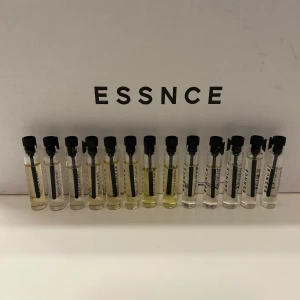 ESSNCE testers - 13 stycken olika testers. Finns både dam, herr och unisex dofter. 25 kr styck men vid köp av flera kan ett paketpris bli aktuellt. Vid köp av alla kostar det runt 250 kr. Följande dofter finns: Vanilla Baby - High on Chai - Very Cherry - Sugar Kiss - Drunk Apple Pie - Chocolat Chaud - Bacco Le Doux - Woody Sandal - Intense Desire - Chaos Knight - Dewy Dessert - Spicy Pepper - Smokin’ Hot.