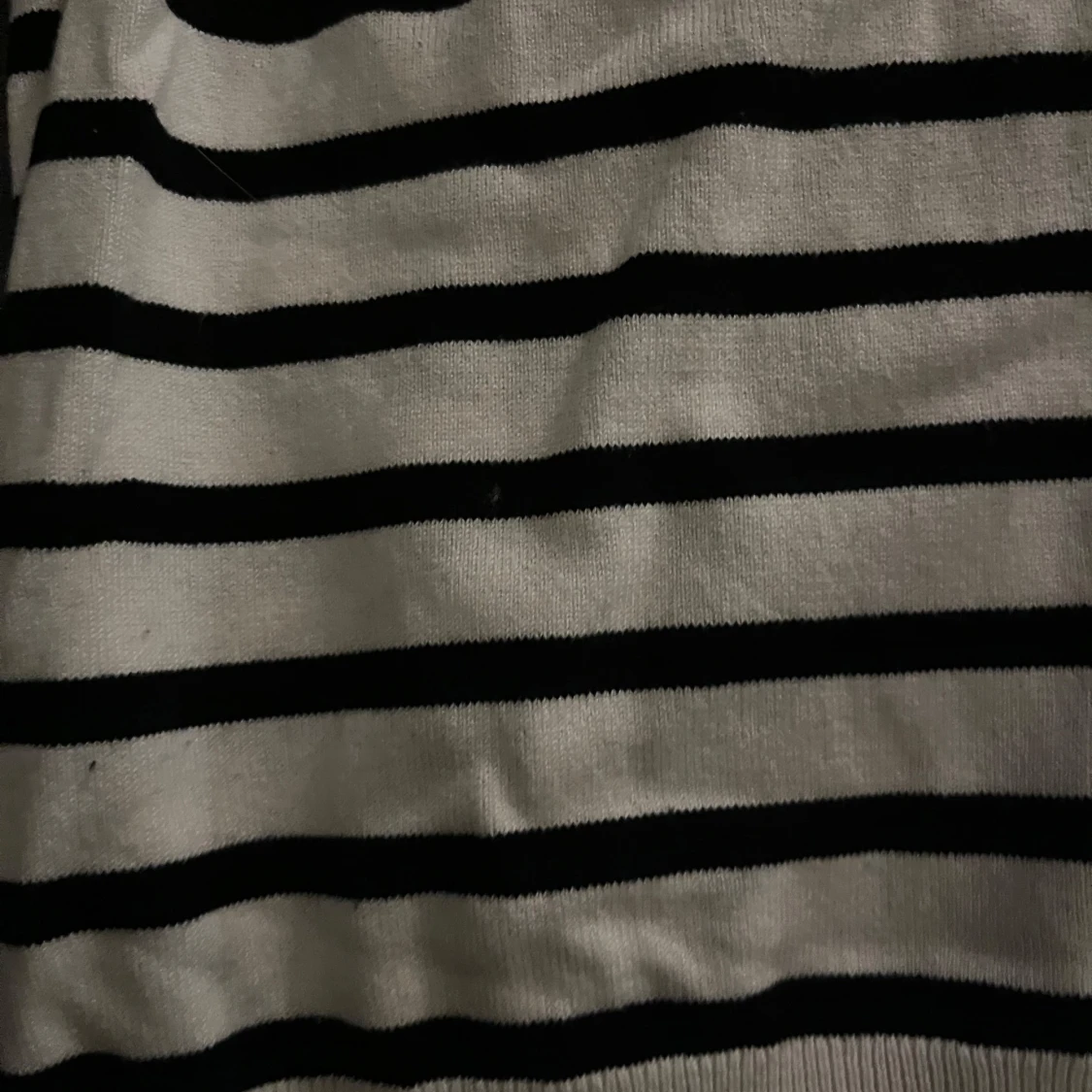 Randig vit och svart tröja med guldknappar - 2