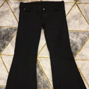 Svarta bootcut jeans med flare - svarta jeans med tydlig bootcut och flare, klassisk femficksmodell. Byxorna har låg midja aldrig använt helt nya jeans 🖤