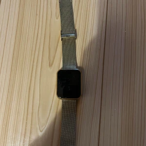 Aktiivisuusranneke - Aktiivisuusranneke. Pystyy seuraamaan mm. Liikuntaa,askelia, unta, sykettä ja asettamaan herätyksiä. Mukaan myös silikoninen ranneke. Laturi mukana. Jonkin verran kulunut mutta ajaa edelleen asiansa. Rannekkeeseen liitettävä sovellus. Eläintalous MMM, lisätietoja saa kysymällä  Katsothan myös muut ilmoitukseni Tarjoa 