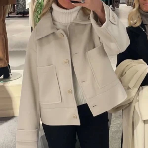 Kappa - Säljer jättefin kappa som passar perfekt nu till hösten💗Stl M men passar även S