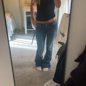 Lowwaist bootcut jeans - Perfekta lowwaist jeans från replay. Jättesköna och säljer då jag inte använder de. Lite slitningar längst ner då de är lite för långa för mig