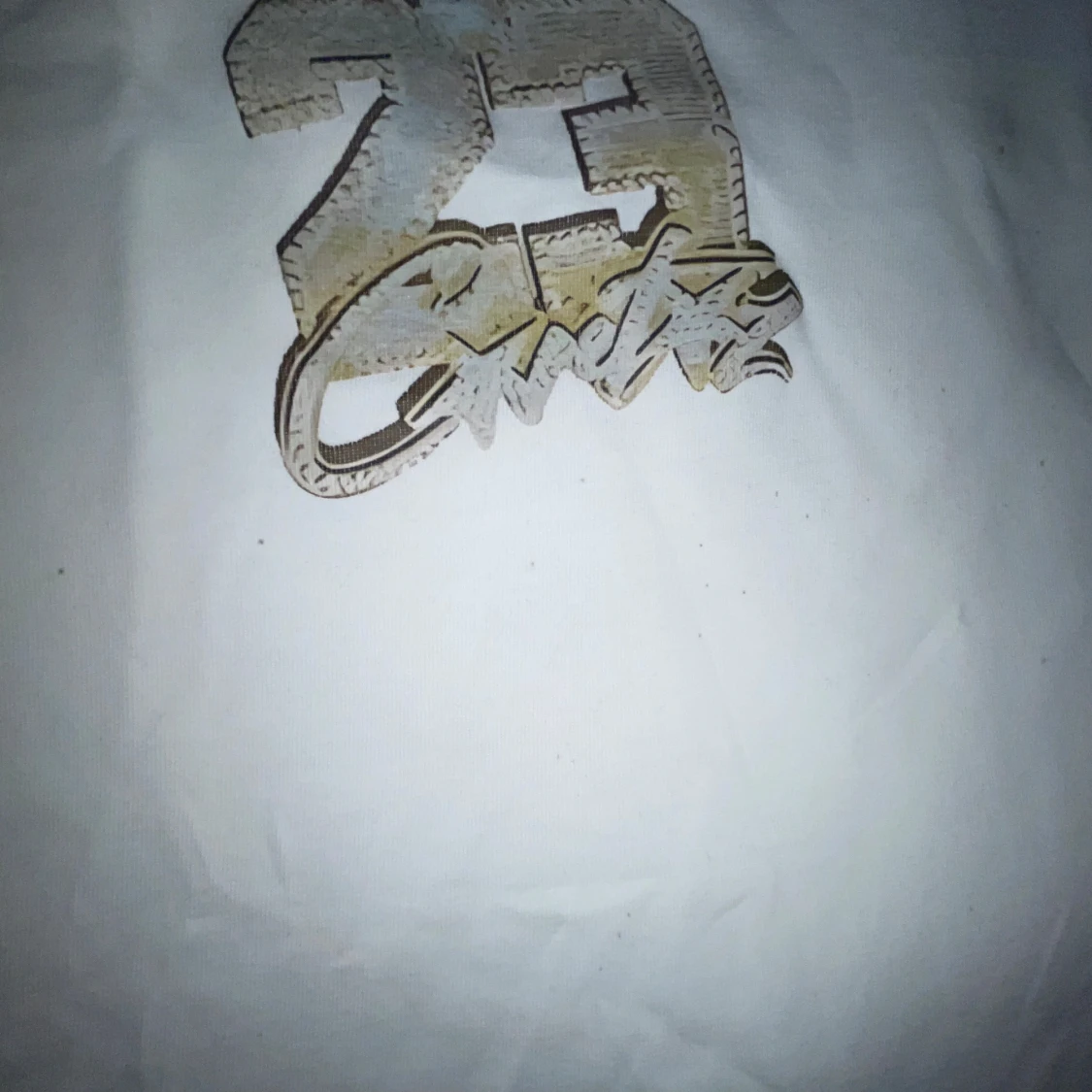 Vit t-shirt med guldkedje-tryck - 1