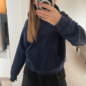 Marinblå Hoodie - Hoodie ifrån Gina tricot, inte nopprig på utsidan, insidan lite mindre mjuk pga tvätt. 