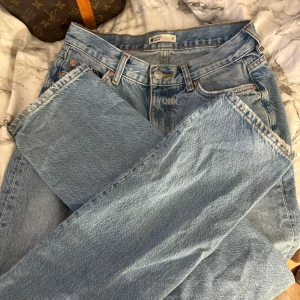 Ljusblå jeans från Gina tricot - Säljer ett par klassiska ljusblå jeans från Gina Tricot-perfect jeans i storlek 32, modellen som trendar just nu!! Jeansen har raka ben, normal passform och är tillverkade i slitstarkt denim med snygga kontrastsömmar. Perfekta för en avslappnad och stilren look. Pris kan alltid diskuteras!!🤍