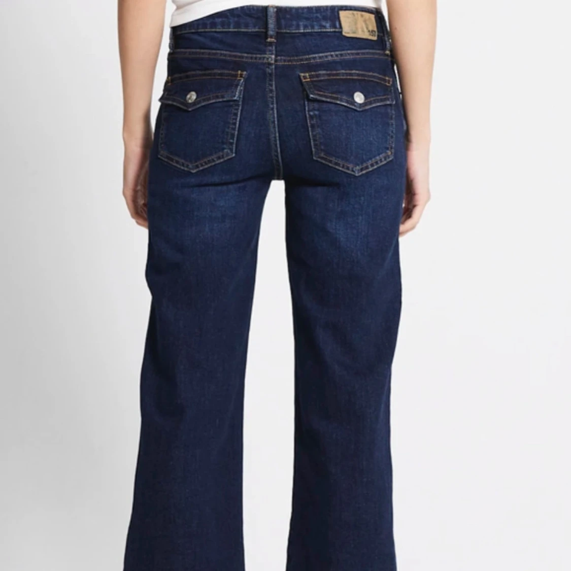 Fina mörkblåa low waist jeans 