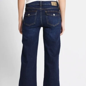 Fina mörkblåa low waist jeans  - Mörkblåa fina jeans i väldigt bra skick. Helt oanvända, original pris: 400 kr❣️