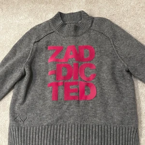 Grå stickad tröja Zadig & Voltaire - Grå stickad tröja från Zadig & Voltaire! Storlek 12 år/ xs. Precis som ny, säljer eftersom jag inte användt det senaste💛