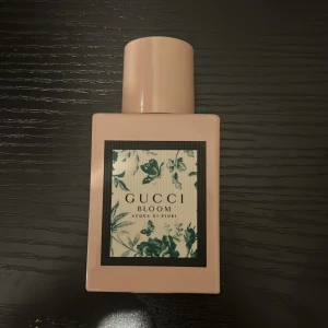 Gucci Bloom Acqua di Fiori 30ml - Gucci Bloom Acqua di Fiori i smidig 30 ml flaska. En ikonisk parfym med snygg design, perfekt att ta med i väskan. Eau de toilette-variant som passar dig som vill sticka ut med stil. Har tagit max 10 sprut av denna! 
