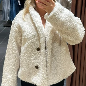 Vit teddyjacka med knappar - Super mysig teddyjacka från ginatricot. Perfekt till hösten! Endast använt ett fåtal gånger! Hör av er vid frågor om pris eller annat💓