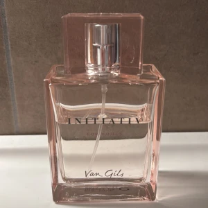 Initiatyv For Women parfym - Fräsch och stilren parfym från Van Gils, speciellt framtagen för kvinnor. Perfekt för dig som vill ha en modern och elegant doft i din samling. Volym: 50 ml.