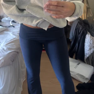 Mörkblå yoga pants  - Säljer ett par super sköna mörkblåa yoga pants från Gina. Använda men fortfarande i bra skick. Inga defekter förutom att de är lite noppriga💞