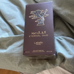 Lattafa Eternal Oud 100ml EdP - Eternal Oud från Lattafa Pride, Eau de Parfum 100ml. En parfym tillverkad i Förenade Arabemiraten. Ingredienser: Alcohol Denat, Parfum, Aqua, Benzyl Salicylate, Limonene, Linalool, Citronellol, Geraniol, Citral, Coumarin, Benzyl Benzoate, Benzyl Alcohol, Isoeugenol.