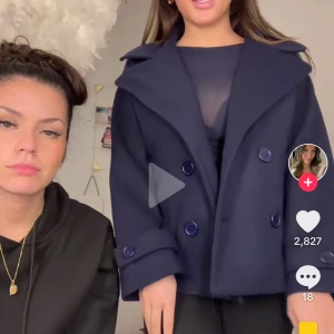 Marin blå kappa från desgin by si - Säljer en stilren mörkblå skepparkavaj med bred krage och dubbelknäppning. Jackan har stora matchande knappar framtill och på ärmsluten, samt en loose passform som ger en chill vibe. Perfekt för dig som gillar klassisk men modern stil. Helt ny, inprincip oanvänd, skrev för fler bilder, pris går att diskutera ❤️