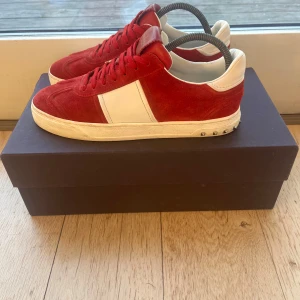 Valentino flycrews 41 - Säljer dessa sjukt feta röda valentino flycrews i stl 40,5 men passar 40,4-41,5. De är i nyskick med alla nitar kvar. Box medföljer. Hör av er vid funderingar.