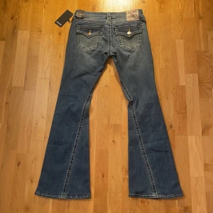True Religion Joey Low Rise Flare Jeans - Blåa jeans från True Religion, modell Joey Low Rise Flare i storlek 27! Skriv för mer info eller bilder på detaljer :)