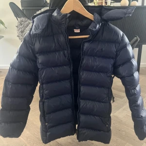 Polo Ralph Lauren Mörkblå - Nu säljer jag min polo Ralph lauren jacka som endast är använd 1 vinter💕den har en dragkedja på fickan som inte går att stänga dock, men inget man tänker på. Den är i storlek 12-14 år (Barn stl:L. Dam:XS).                        🥰perfekt t hösten och vinter🙏säljer då den inte passar mig längre, nypris är runt 4300kr❤️