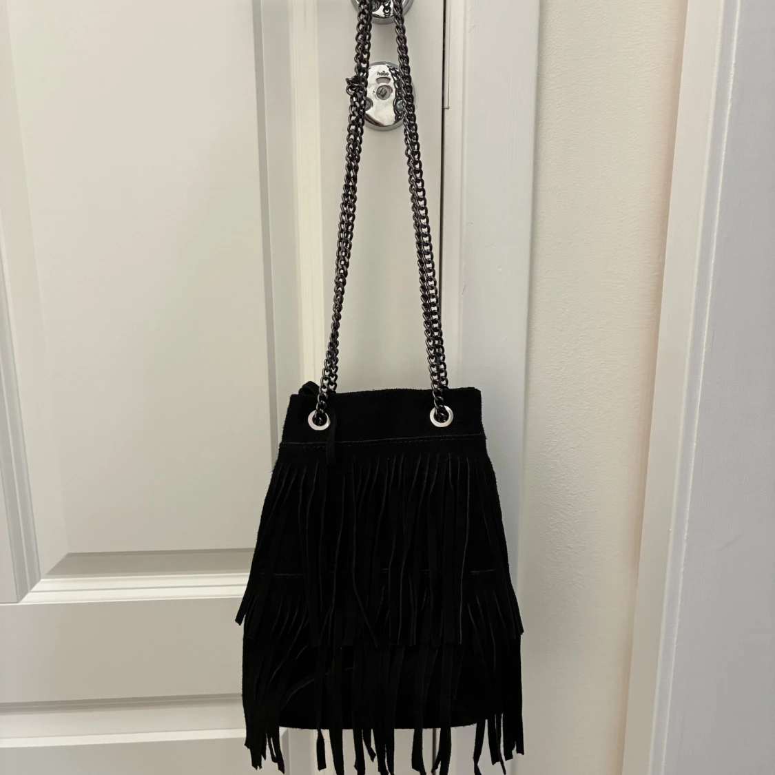 Svart mocka axelväska med fransar