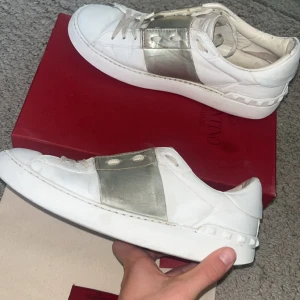 Valentino open - Snygga Valentino Open i silver i storlek 40. De är använda men har mycket kvar att ge. Låda, dustbag och äkthetsbevis följer med. Hör av dig vid frågor!