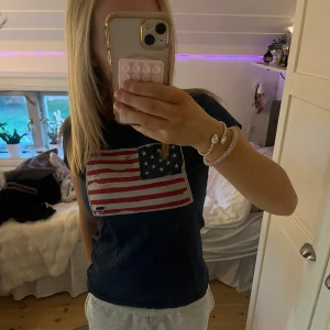 Mörkblå Ralph Lauren t-shirt - Mörkblå t-shirt från Ralph Lauren, Klassisk rund hals och korta ärmar.  Jag tycker den är jättefin men den är tyvärr lite liten för mig💞