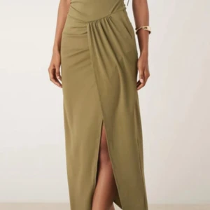 Olivgrön oneshoulder långklänning - Snygg olivgrön långklänning med oneshoulder och kort ärm. 