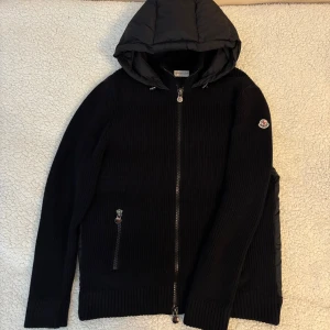 Moncler Cardigan - Säljer en helt ny sällsynt Moncler cardigan som är använd endast en gång. Storlek XXL men passar L och XL. Hör av er vid fler frågor!