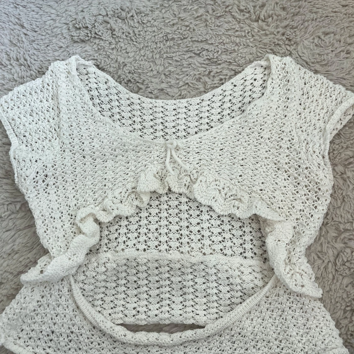 Vit stickad topp med volang och öppen rygg - 3