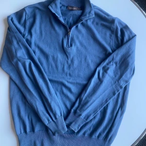 Oscar jacobson halfzip  - En sjyst Oscar Jacobson tröja. Mycket fint skick och väldigt skön.
