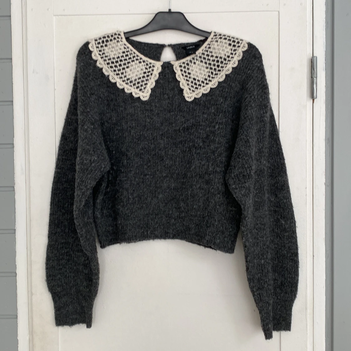 Grå stickad tröja med spetskrage Lindex