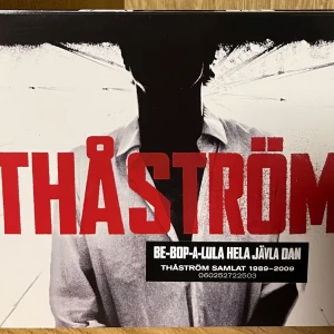 Be-Bop-A-Lula Hela Jävla Dan: Thåström Samlat 1989–2009 - En samling med Thåströms mest ikoniska låtar från 1989 till 2009. Perfekt för dig som älskar svensk rock och vill dyka in i Thåströms unika värld. En rå, energifylld och inspirerande resa genom 16 låtar som speglar en av Sveriges största rockikoner.