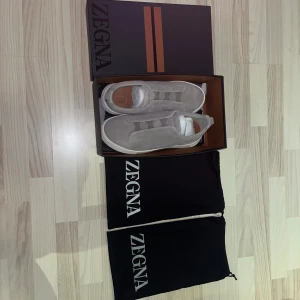 Zegna trippelstich skor  -  Dessa skor från Zegna är i toppklass skick endast använda vid speciella tillfällen, skorna är i mocka och elastisk passform med ett nypris på 900 dollar perfekt för dig som söker stiliga och bekväma skor , 