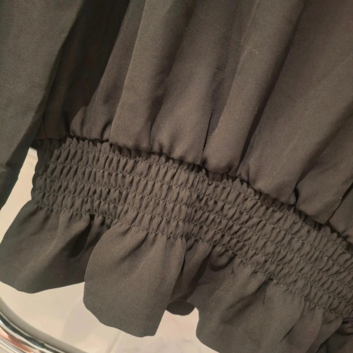 Svart blus med smock och volang - 2