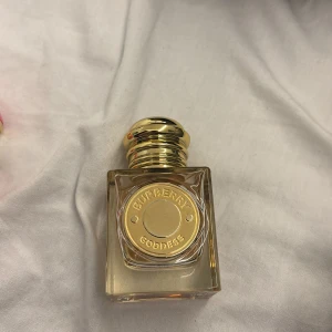 Burberry Goddess Eau de Parfum 30ml - Burberry Goddess Eau de Parfum 30ml. Säljs pga av används inte längre. Ca 10ml kvar