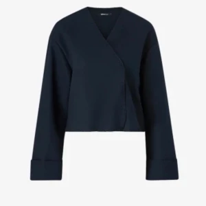 Mörkblå kappa/kofta  - Säljer en mörkblå kappa/kofta från Gina med v-ringning och vida ärmar. Den har en croppad passform och är tillverkad i mjuk bomull. Perfekt att slänga över en t-shirt. Skriv för bilder eller frågor 💝