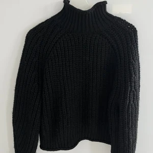 Stickad tröja - Supermysig, elegant och trendig svart stickad tröja med hög krage och bra kvalité! Passar även de som bär s-xs. Endast använd ett fåtal gånger. Perfekt till hösten och vintern 🩷