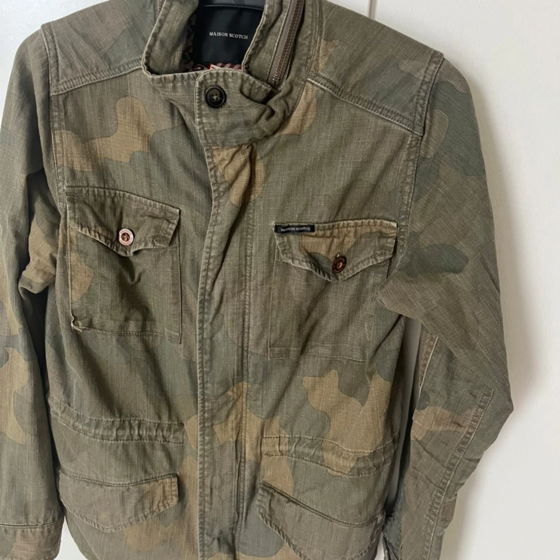 Camouflage vindjacka från Maison Scotch