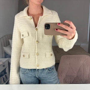  Stickad kofta från Zara - Superfin krämvit stickad kofta från Zara med guldknappar framtill