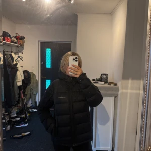 Svart jacka från Peak Performance - Säljer en svart superfin peak performance jackamed huva och dragkedja framtill. Jackan  är i mycket bra skick. Köptes förra året för 4200kr säljes för 2200kr.Perfekt för kalla dagar när du vill hålla dig varm och snygg. Storlek S