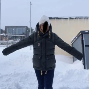 Grön fjällräven jacka - Fin grön fjällräven, inga skador och varsamt använd. Köptes för 1,5 år sedan, men bara använd en vinter.