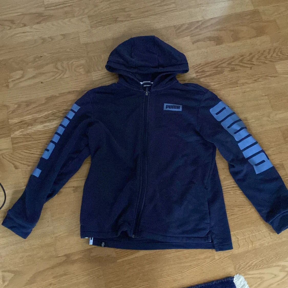 Mörkblå hoodie från Puma med tryck