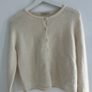 Stickad kofta - Supersöt, mysig och trendig vit stickad kofta med knappar av väldigt bra kvalité! Endast använd ett fåtal gånger. Passar även de som bär xs. Perfekt till hösten och vintern 🩷
