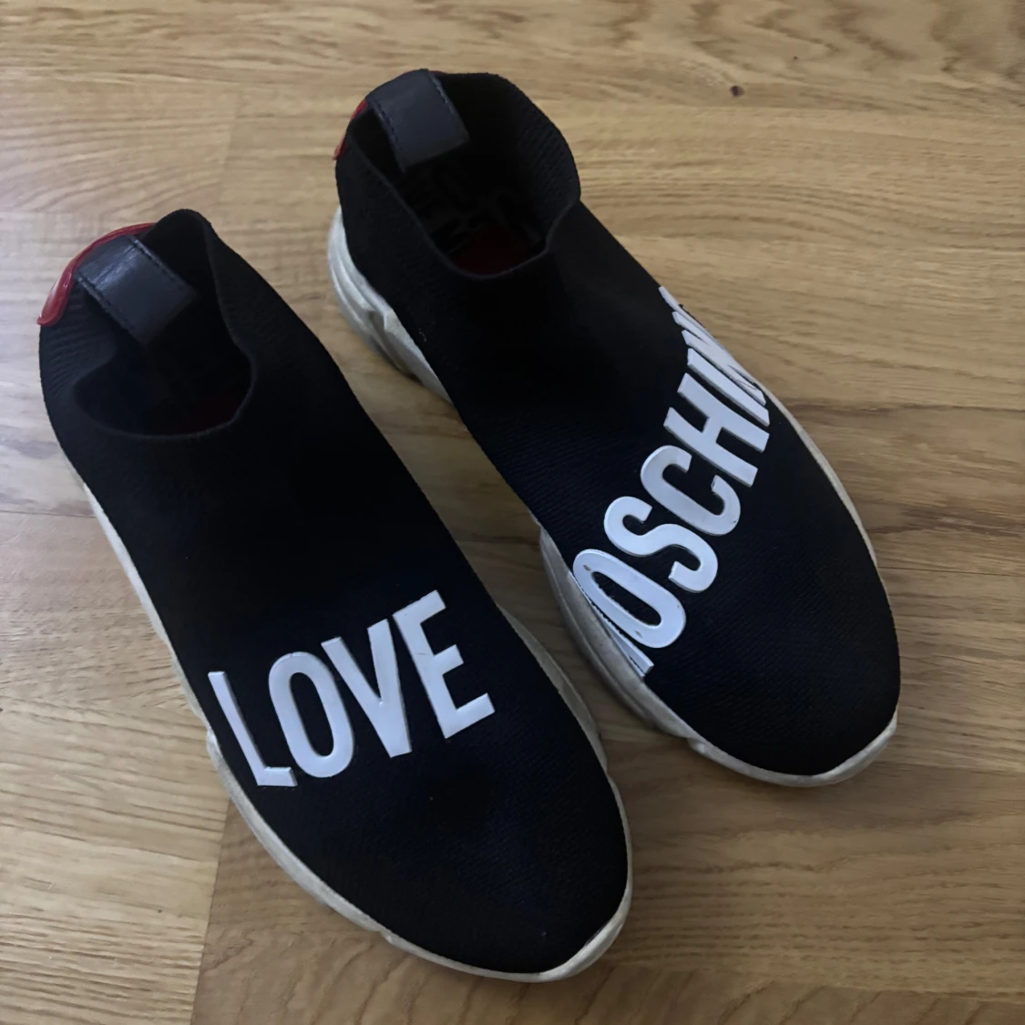Love Moschino svarta sneakers med hjärta