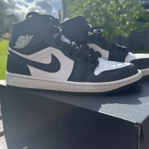 Nike Air Jordan 1 Mid svart/vit - Säljer ett par Nike Air Jordan 1 Mid i färgen Armory Navy/White-Black. Som i nyskick, jag själv har använt dom fåtal gånger. Skriv vid fler frågor! Pris kan diskuteras vid snabb affär!
