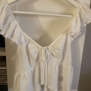 Vit volang topp - Vit volang topp, storlek L men sitter som en M