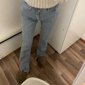 Zara blue jeans - In excellent condition Zara jeans with slits at the hem. Made of 99% cotton and 1% elastane, the fabric is soft, stretchy, and super comfortable to wear.  I’m 168 cm tall and the legs are a bit long on me, so they would be best suited for someone slightly taller.  Measurements: • Waist width: 33 cm • Length from waist to hem: 113 cm. More pics: https://www.vinted.fi/items/7138559914-zara-flared-jeans 